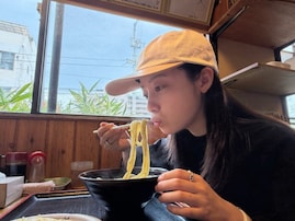 「はしかんが香川に!?」橋本環奈、家族旅行ショットに反響！ 「2日で8軒は本気すぎる笑」「横顔かわいい」