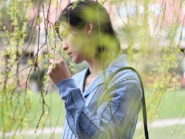 「色気増して最高」目黒蓮、カナダでの撮影オフショットにファン歓喜！ 「お花の持ち方かわいッッッ」