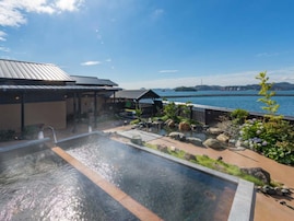 【岡山県の人気日帰り温泉】「瀬戸内温泉たまの湯」は瀬戸内の多島美を望む施設。保温効果の高い天然温泉でじっくり温まれる