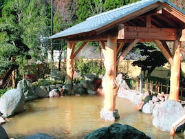 【宮崎県の人気日帰り温泉】「こばやし温泉 美人の湯」は源泉100％の天然温泉かけ流しが魅力の施設。大浴場や露天風呂でリラックス