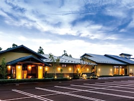【茨城県の人気スーパー銭湯】「ひたちなか温泉 喜楽里別邸」は大人がゆったり過ごせる隠れ家施設。露天風呂から田園風景を望みながらリラックス