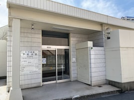 【大阪府の穴場銭湯】「華厳温泉」はJR鴫野駅徒歩5分の住宅街にある天然温泉銭湯。ぬるめの源泉露天風呂でリラックス
