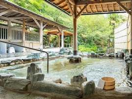 【滋賀県の人気日帰り温泉】「天然温泉 比良とぴあ」は比良の自然を満喫できる温浴施設。開放的な露天風呂と2つの大浴場が魅力