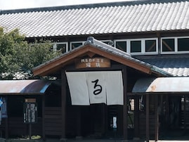 【熊本県の人気日帰り温泉】「南阿蘇白水温泉 瑠璃」は阿蘇の自然に囲まれた癒やしの施設。「こづみの湯」「かけぼしの湯」でリラックス