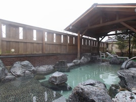 【山形県の人気スーパー銭湯】「極楽湯グループ 鷹山の湯」は多彩なお風呂が魅力的な施設。露天風呂や遠赤外線高温サウナでリラックス