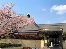 【愛媛県の人気日帰り温泉】「ふるさと交流館 さくらの湯」は温泉・プール・トレーニング室が一度に楽しめる施設。露天風呂でリラックス