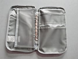 【無印良品】推し活、旅行、メイクにも！ 「ポケットが選べるコレクションケース A5スリム」の活用術