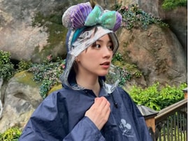 「周りに気づかれないですか？」のん、ディズニー満喫ショットに反響！ 「雨の中でも楽しそう」