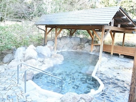 【福岡県の人気日帰り温泉】「源じいの森温泉」は雄大な自然に囲まれた施設。優しいお湯の露天風呂や大浴場でリラックス