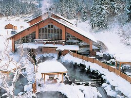 【北海道の人気温泉】「白銀荘」は十勝岳中腹の大自然に囲まれた温泉施設。良質な湯と開放的な露天風呂を堪能