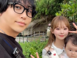 「雰囲気変わってる」人気YouTuber夫婦、娘との親子ショットに反響「健康的に」「ビジュアル良すぎるー！」
