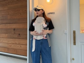 「産後とは思えない」藤田ニコル、娘抱っこのお出かけコーデ＆産後トレーニング姿！「オシャレ母ちゃん」