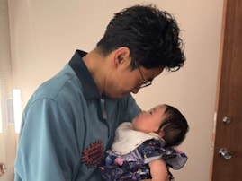 「パパすぎる抱き方が」井ノ原快彦、赤ちゃんを抱く姿に反響！ 「キュンとします」「貴重すぎる！！」