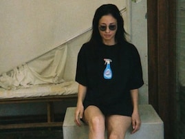 「そのTシャツ、ヤバいね」黒木メイサ、プライベート？ ショット公開！ 超ミニ丈から美脚も披露「カッケー」