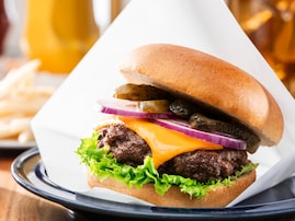 「これは攻め過ぎ…」ドムドムハンバーガー、商品化NGの試作品を公開！ 「さすがに無理があるやろ」
