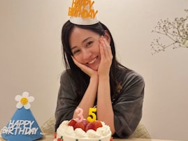 「幸せが溢れてる」前田敦子、息子撮影の35歳バースデーショットを披露！ 「見惚れてしまう」「良い笑顔」
