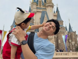 「めっちゃパパ！！」小島よしお、息子とのディズニーショット公開！ 「腕の太さが頼もしすぎます」