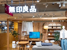 「これめっちゃいいですね！」無印良品の「マグネットケーブルホルダー」に絶賛の声。電源まわりをすっきり整理