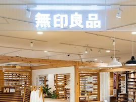 「アルミ製だから軽いです」無印良品のアルミ角型ハンガーが話題。一人暮らしにちょうど良いサイズ感