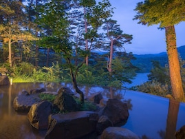【福島県で泊まってよかった】「裏磐梯レイクリゾート 五色の森」は桧原湖と磐梯山を望む高原リゾート。四季折々の絶景に包まれながら、上質な休日を