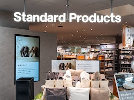 「550円とは思えないクオリティ」スタンダードプロダクツのランドリー収納バッグが話題。自立してマチ付きポケットも