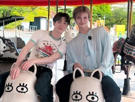 「仲良いんだから〜」Matt、Snow Man・渡辺翔太とメリーゴーランドに乗るツーショット！ 「似合いすぎ」