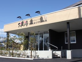 【山梨県の人気日帰り温泉】「山梨日帰り温泉 源泉かけ流しの湯 桜湯」は源泉かけ流しの湯を満喫できる施設。心身ともにリラックス