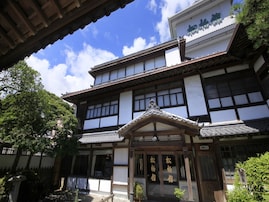 創業300有余年の歴史！ 「いわき湯本温泉 松柏館」の大浴場で源泉掛け流しの硫黄泉を満喫し新鮮な海の幸を味わう旅