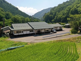 【長野県の人気日帰り温泉】「二本木の湯」はシュワシュワ天然炭酸泉が楽しめる施設。源泉掛け流しのお風呂でリラックス
