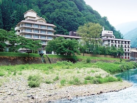 山形県ランキング1位！ 「瀬見温泉 ゆめみの宿 観松館」で味わう最上の地元食材と絶景露天風呂の温泉体験