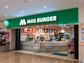 「カップホルダーにはいらないほどのメガサイズ」モスバーガー、超巨大ドリンクを数量限定で発売！