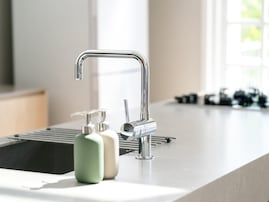 「天才すぎる」山崎実業“下が使える電気プレートラック タワー”に反響。電気プレート下のデッドスペースを収納に変える発想