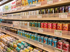 「このバッグ保冷力あっておすすめ」山崎実業“コンビニちょい買い保冷&保温バッグ タワー”に反響。フェスでも使える保冷力
