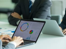 人手不足なのに「50〜60代社員は余っている」のはなぜ？ 企業の身勝手な“給与事情”と人材不足のリアル