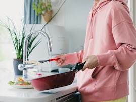 「これマジですごくないか？」山崎実業“大さじも量れる計量カップ タワー”に反響。斜め置きで大さじ計量できる2WAY設計
