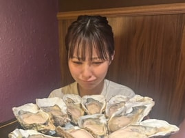「食べ過ぎ　ヤバい」女性アイドル、大量の牡蠣を食べる「絶対あたっちゃう量」「日本の牡蠣食べ尽くすのか」