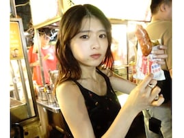 「オンとオフのギャップが」出口夏希、黒ワンピ姿の屋台食べ歩きショットを披露！ 「流石に可愛すぎる」