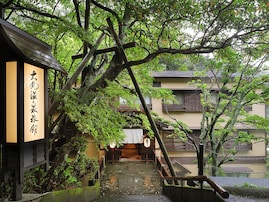 【那須温泉の人気ホテル】「大丸温泉旅館」は川の温泉と極上の会席料理を満喫できる絶景宿