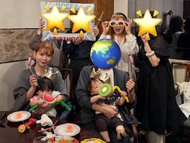 「一歳誕生日会！」中川翔子、夫＆母と双子のバースデーを祝う家族ショットを公開！ 「大きくなったなあ」