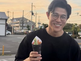 「彼氏とデート中みたい…」鈴木亮平、クレープを食べる姿に「かっこいいの暴力」「めろすぎ」の声！