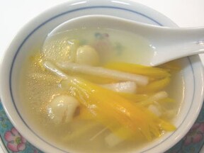薬膳スープ「蓮子金針菜湯」