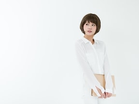 パーソナルカラーで選ぶ、春夏の白シャツブラウス｜All About（オール 