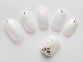 白ネイルが大人かわいい ちょい派手 シンプル系のおすすめネイル All About オールアバウト