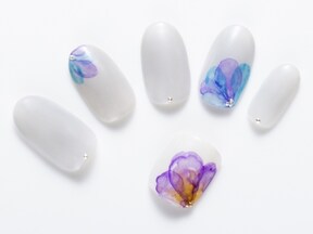 白ネイルが大人かわいい ちょい派手 シンプル系のおすすめネイル All About オールアバウト