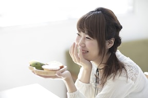 お腹が空く理由は 生理中やダイエット中の食欲を抑える秘訣 All About オールアバウト