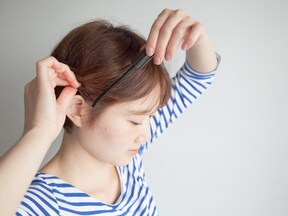 ヘアバンドなどを使って白髪隠し 女性におすすめのまとめ髪アレンジ All About オールアバウト
