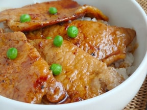 ジューシーな豚肉に甘辛タレがおいしい！「豚丼」レシピ