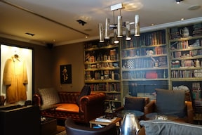 大人の書斎を思わせる粋な空間「ダンヒル カフェ アクアリウム」