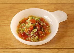 中期離乳食レシピ　トマトの簡単サラダ