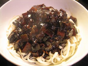 現地では出前でもよく食べる人気の韓国料理「チャジャンミョン(ジャージャー麺)」